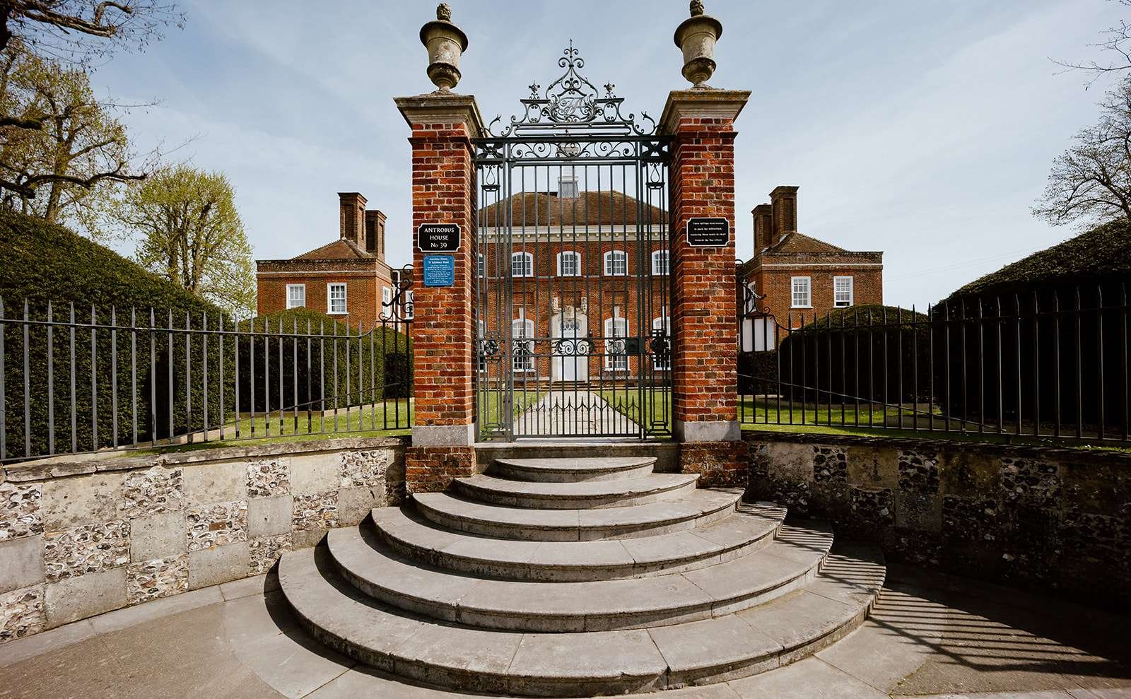 antrobus house wedding venue - front gate